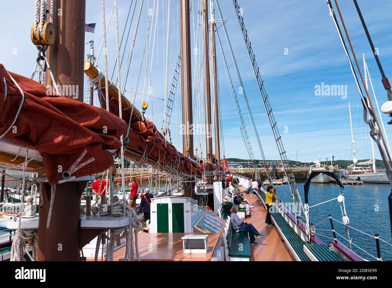 Camden, Maine, USA - 29 luglio 2017: Vista del ponte di una grande barca a vela come turista inizia a salire a bordo per un tour in mare. Foto Stock