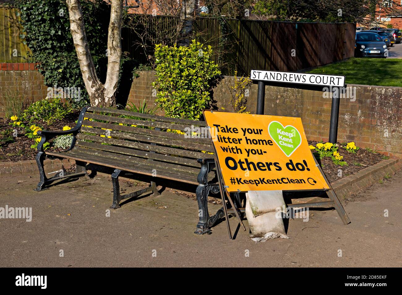 Un segno visto accanto ad un sedile della panca che chiede alla gente di essere ordinata e prendere tutta la figliata a casa come parte della campagna "Keep Kent County Council Clean" del Consiglio della contea di Kent. REGNO UNITO Foto Stock