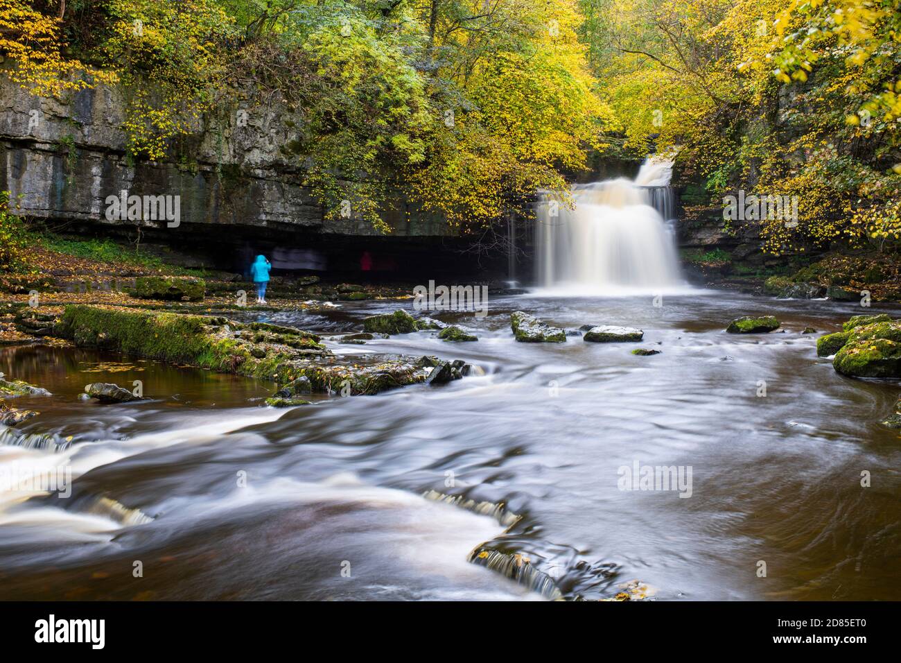 Cattura il momento del fiume in acqua a Cauldron Falls, West Burton, Yorkshire Dales, Regno Unito Foto Stock