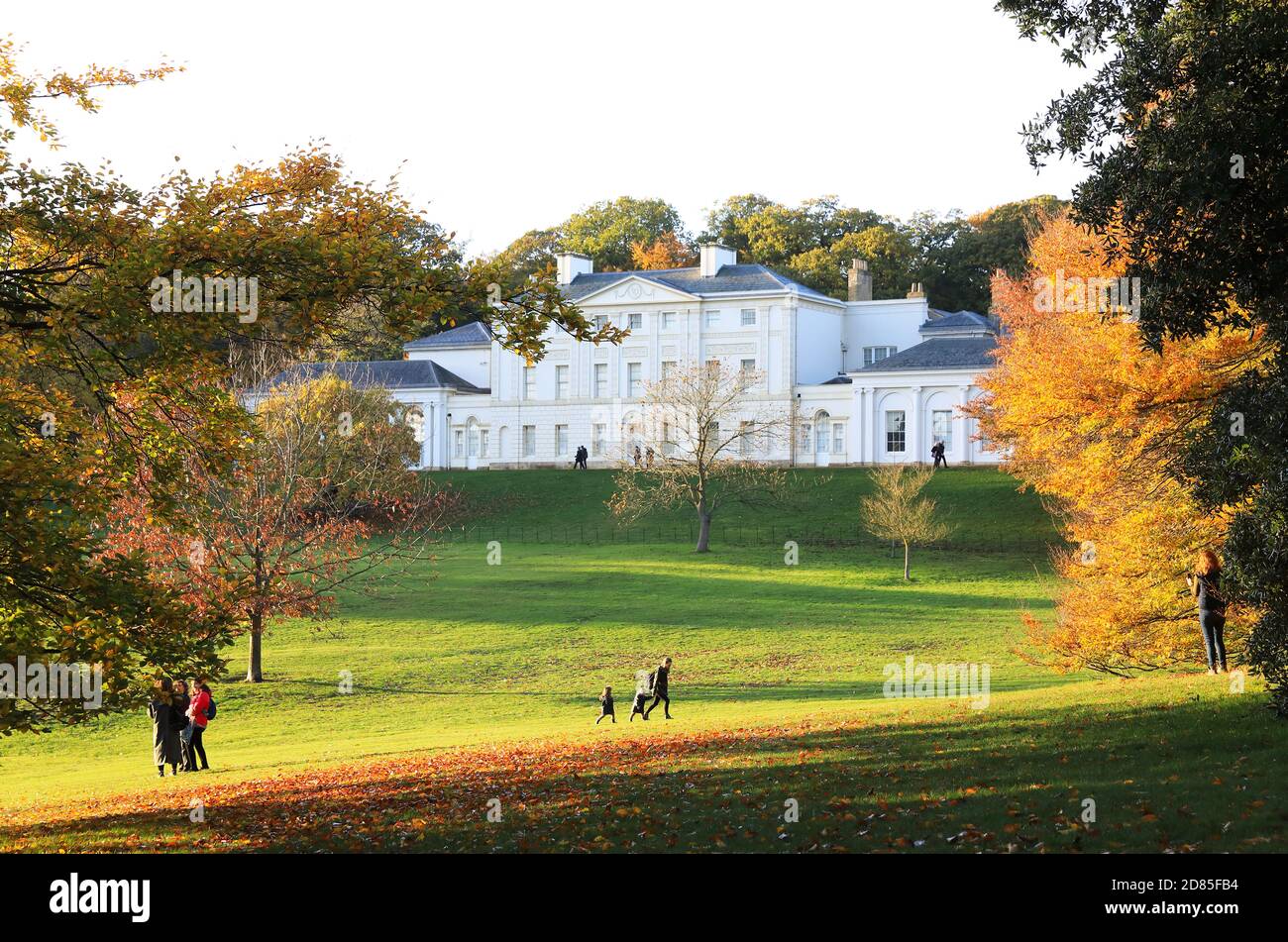 Splendidi colori autunnali su Hampstead Heath di fronte a Kenwood House nel nord di Londra, Regno Unito Foto Stock