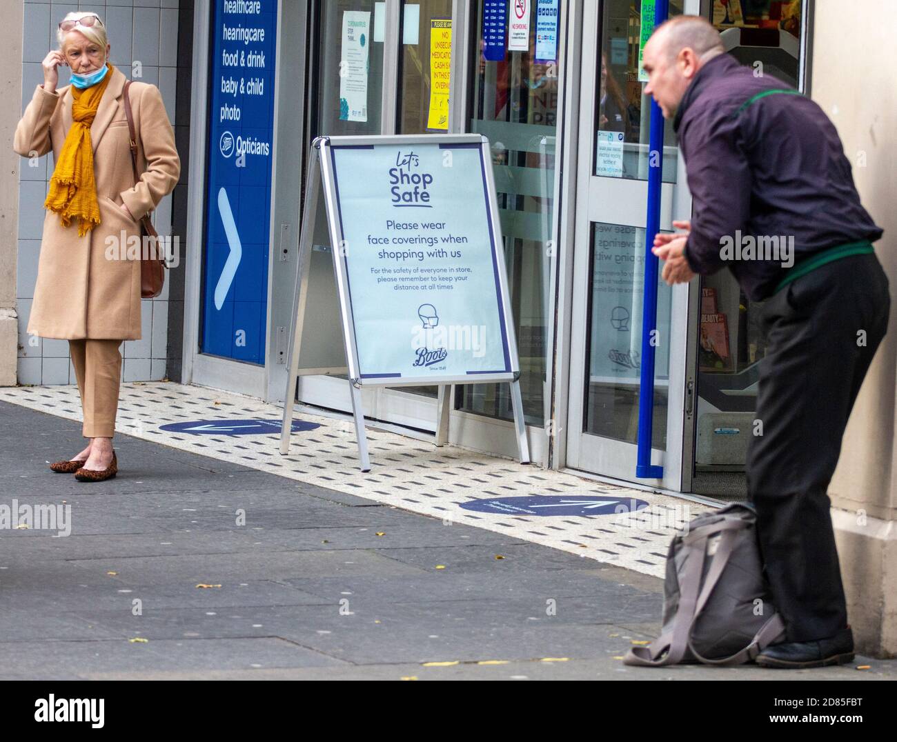 Dundee, Tayside, Scozia, Regno Unito. 27 Ott 2020. Covid-19 maschera di protezione indossare: Indossare maschere di protezione nel centro di Dundee è ora obbligatorio in luoghi come uscire per fare shopping e socializzare durante il nuovo 3 ° Teir Covid-19 restrizioni di blocco. Gli acquirenti che indossano maschere mentre si trovano all'esterno stivano il negozio chimico e firmano chiedendo alle persone di acquistare in sicurezza e indossare maschere per il viso. Credit: Dundee Photographics/Alamy Live News Foto Stock