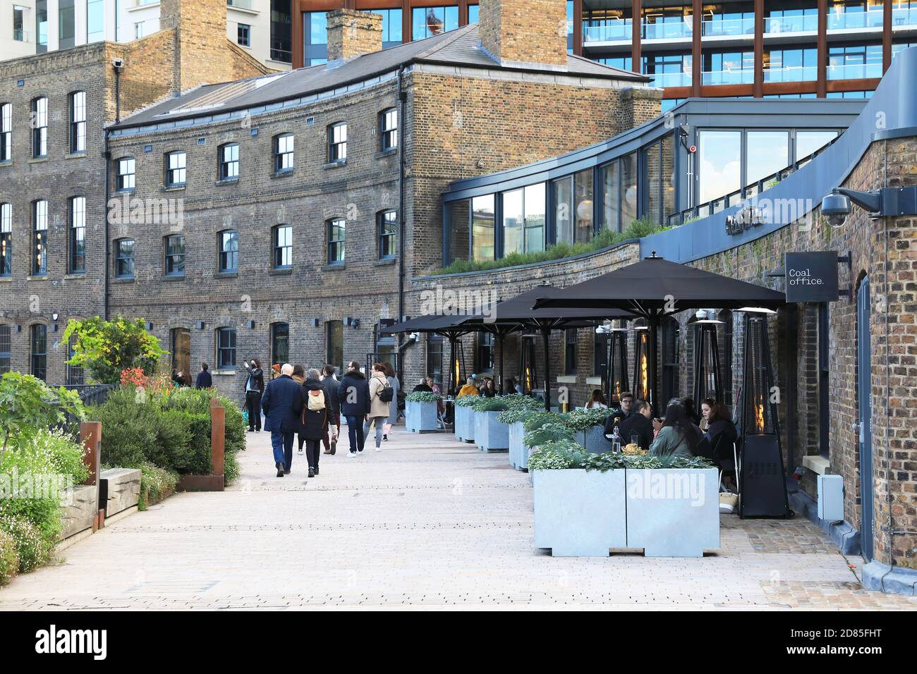 Coal Office Restaurant on Bagley Walk, CDY, una collaborazione creativa tra il designer britannico Tom Dixon e lo chef Assaf Granit, a Londra, Regno Unito Foto Stock