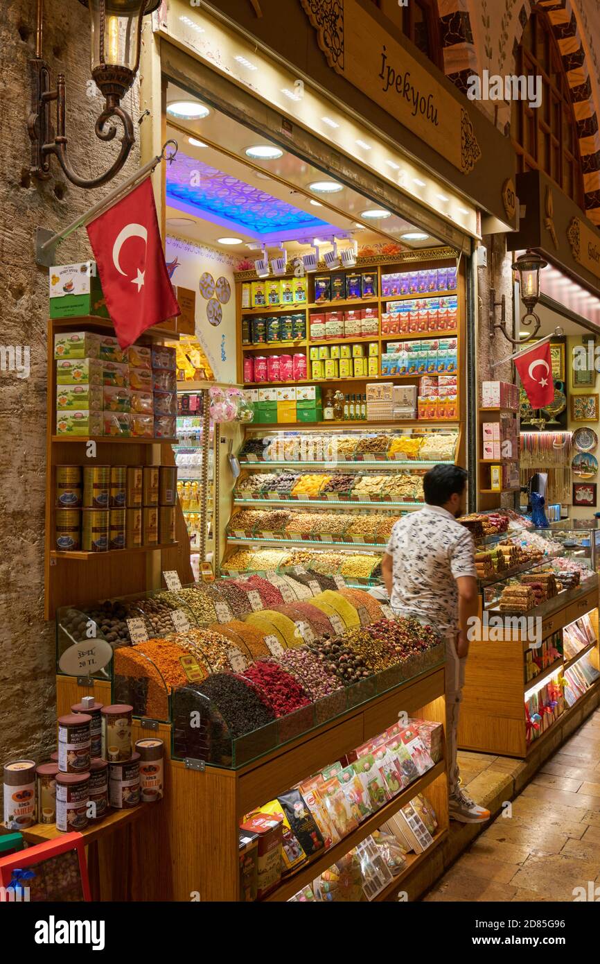 Negozio di spezie nel mercato egiziano, Istanbul, Turchia Foto Stock