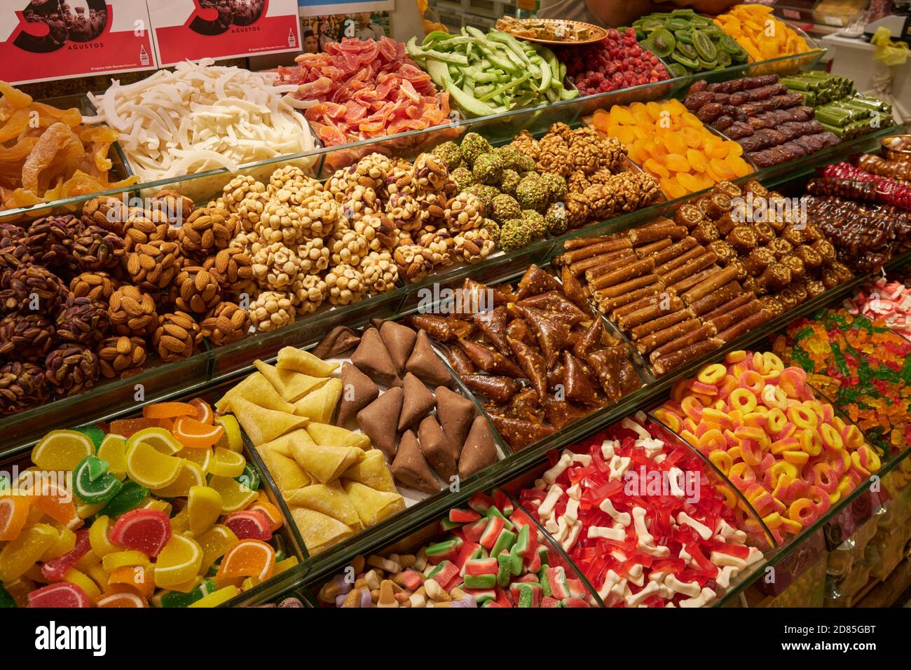 Negozio di dolci turchi nel mercato egiziano, Istanbul, Turchia Foto Stock