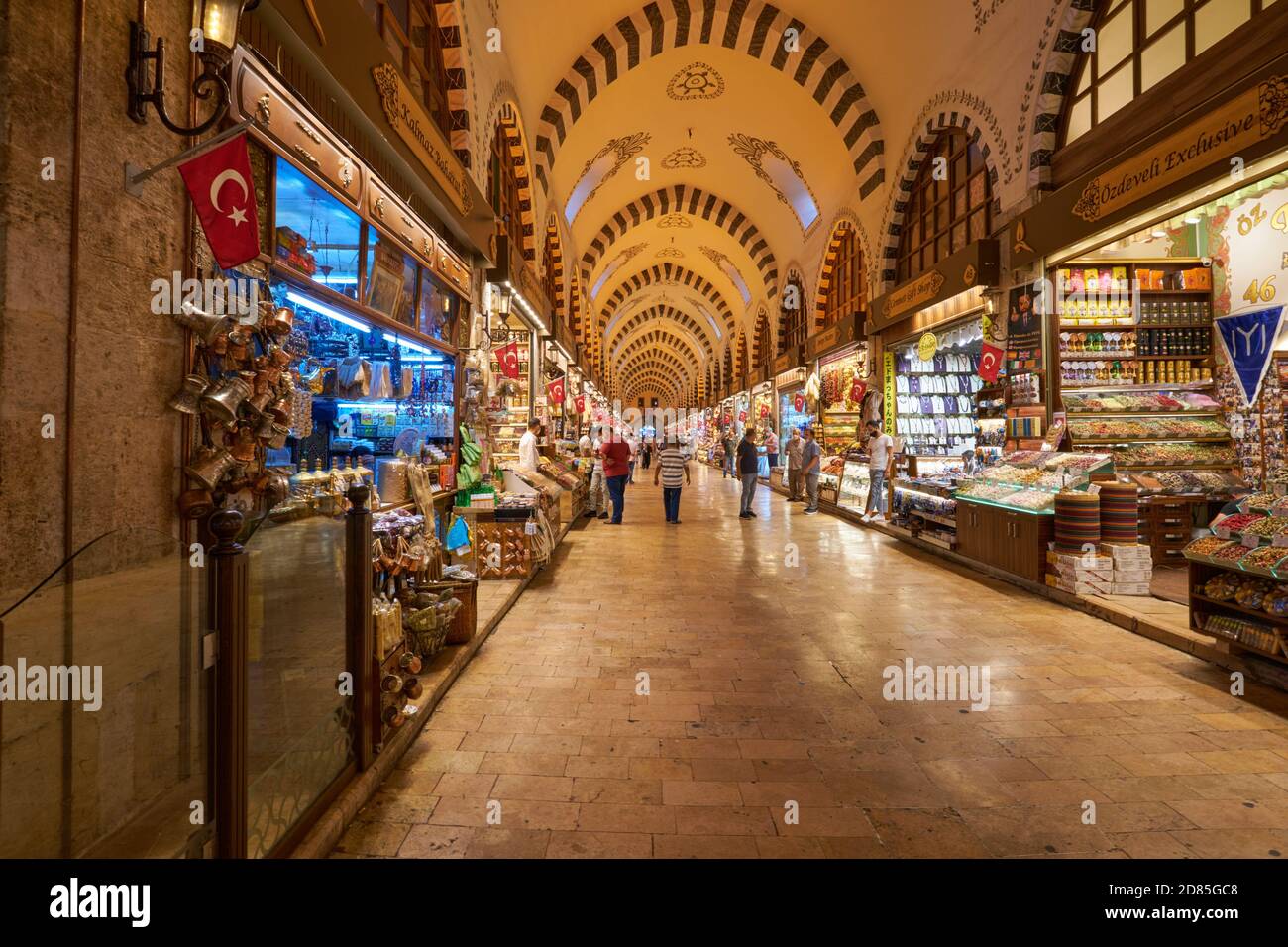 Passaggi e negozi nel mercato Egiziano delle Spezie, Istanbul, Turchia Foto Stock