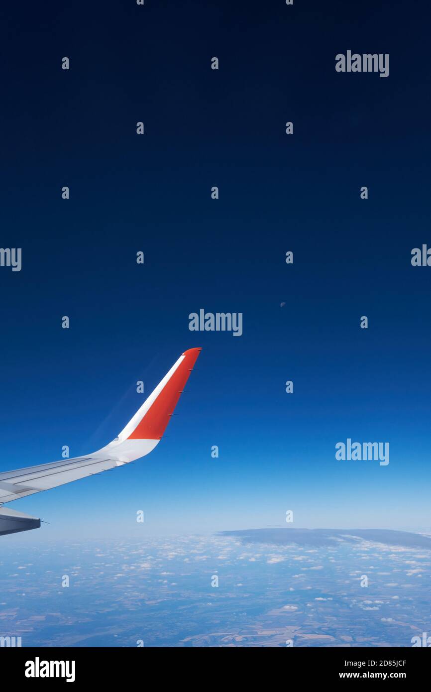 Vista della terra dalla finestra dell'aereo Foto Stock