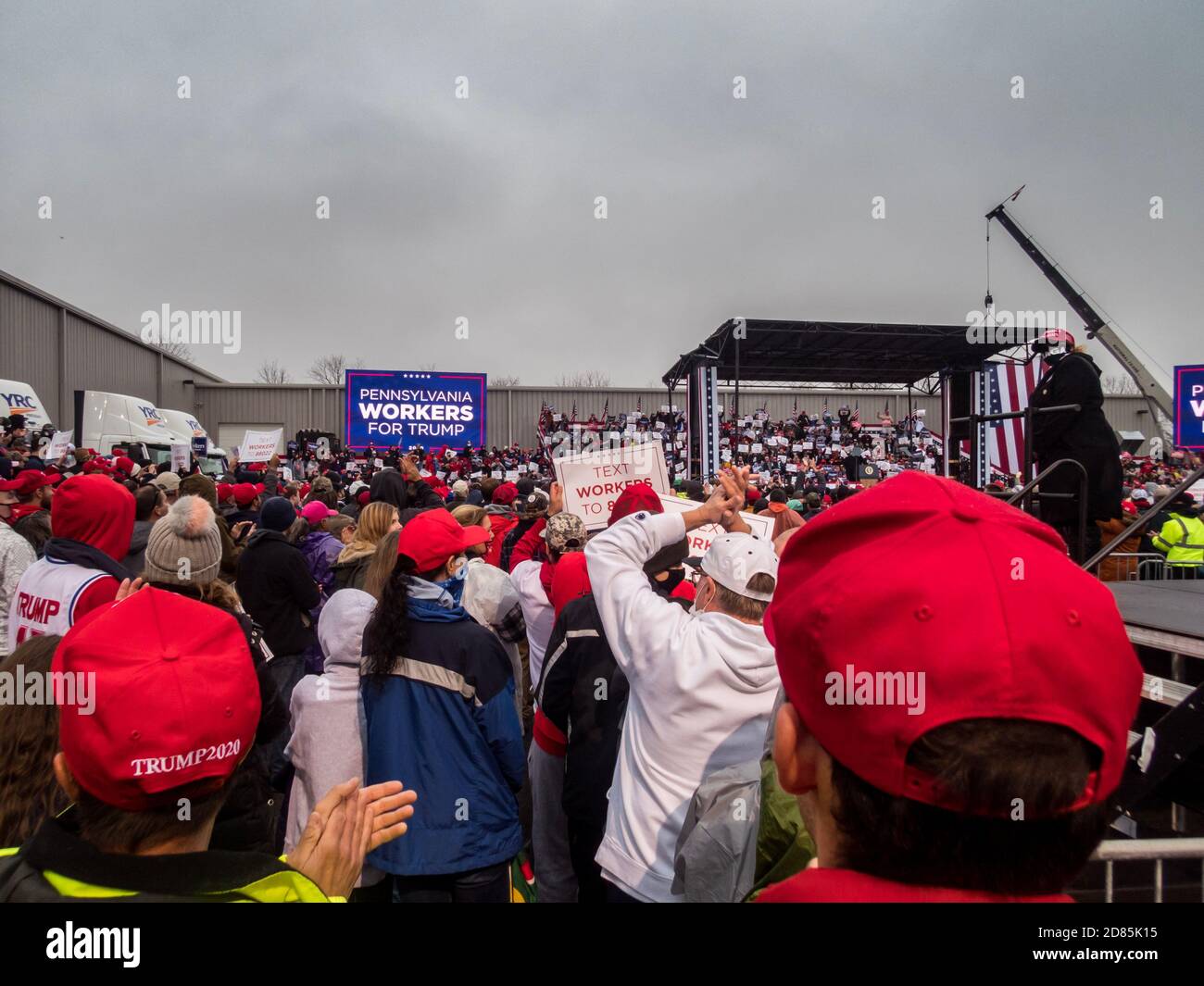 Allentown, PA / USA - 26 ottobre 2020: Tema lavoratori per Trump in un raduno Trump imballato in una giornata fredda e piovosa Foto Stock