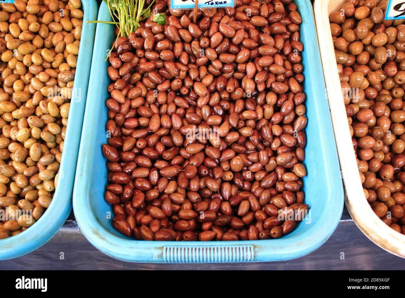 Stalla con le olive Kalamata o Kalamon al mercato di strada ad Atene, Grecia. Foto Stock