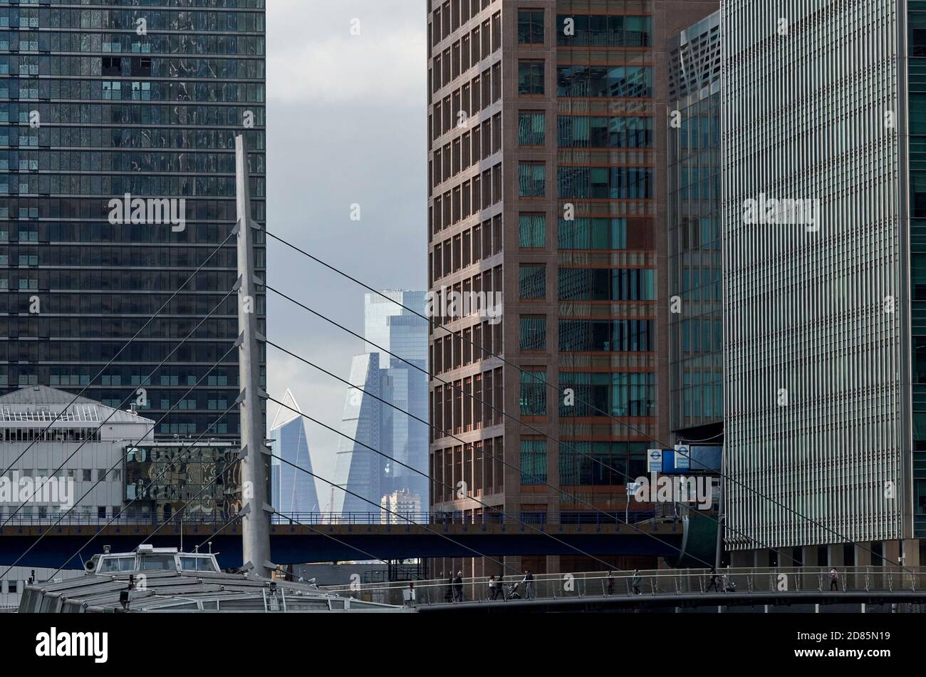 Alti edifici a Canary Wharf, Docklands, East End di Londra, UK, la Città visibile nel gap, che collega due centri finanziari Foto Stock