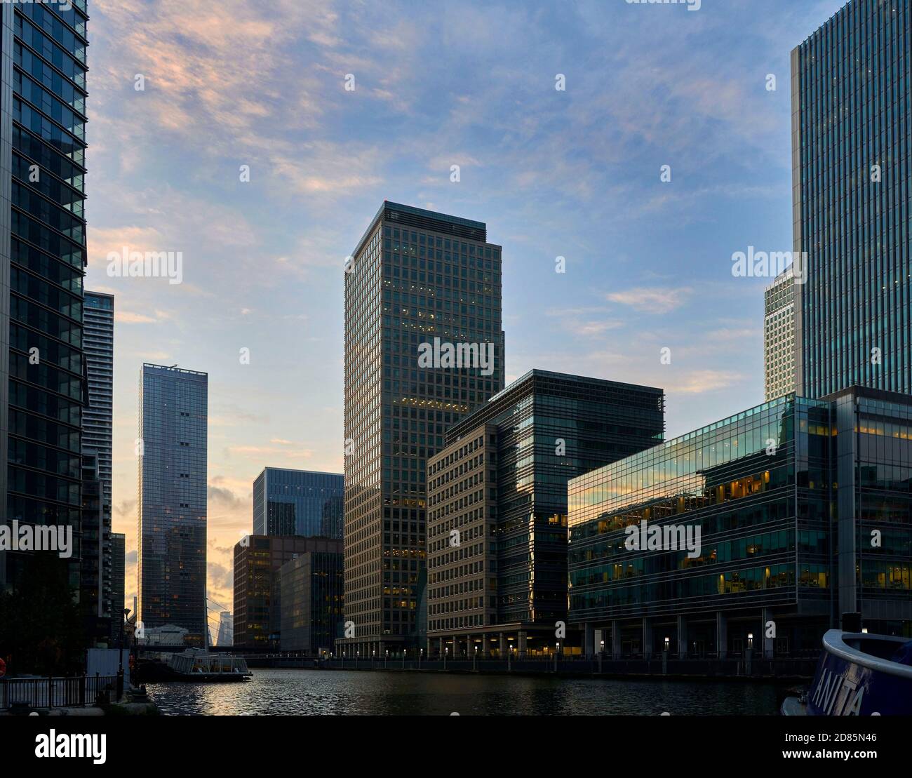 Edifici di uffici e torri residenziali al tramonto, Canary Wharf, Docklands, East End di Londra, Regno Unito Foto Stock