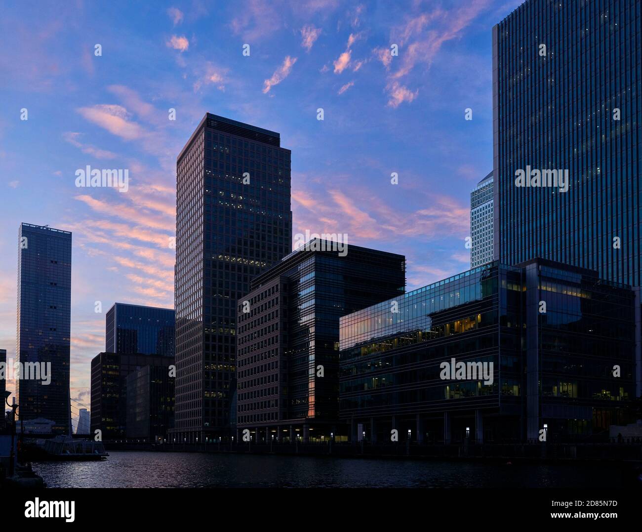 Edifici di uffici e torri residenziali al tramonto, Canary Wharf, Docklands, East End di Londra, Regno Unito Foto Stock