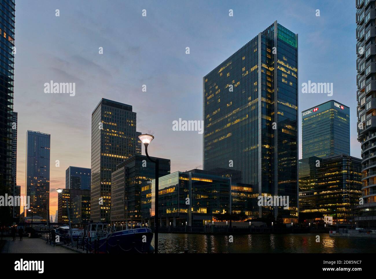 Edifici di uffici e torri residenziali al tramonto, Canary Wharf, Docklands, East End di Londra, Regno Unito Foto Stock