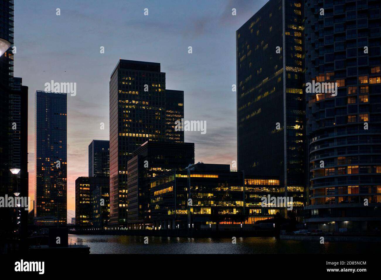 Edifici di uffici e torri residenziali al tramonto, Canary Wharf, Docklands, East End di Londra, Regno Unito Foto Stock