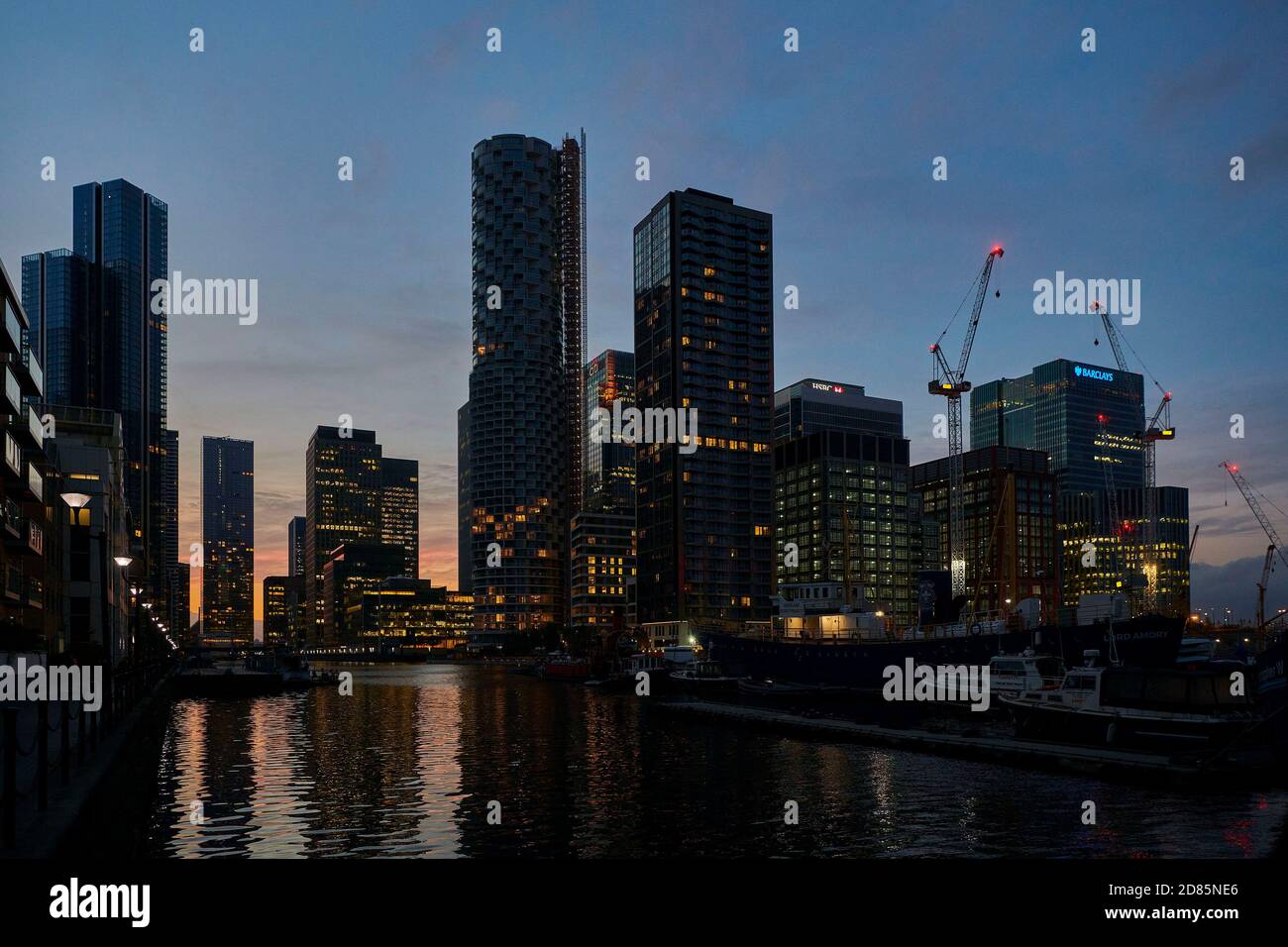Edifici di uffici e torri residenziali al tramonto, Canary Wharf, Docklands, East End di Londra, Regno Unito Foto Stock