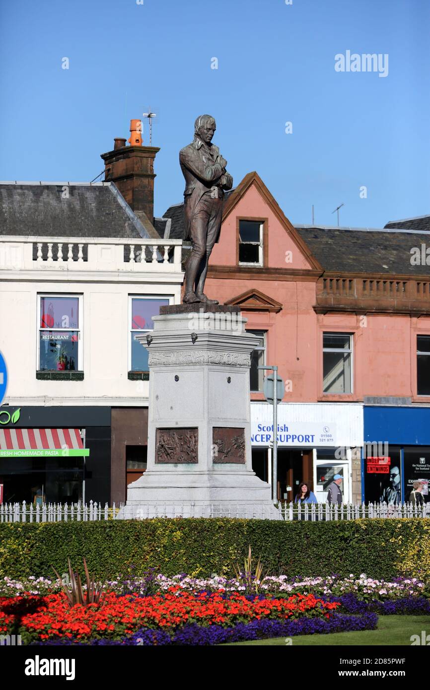 Ayr, Ayrshire, Scozia, Regno Unito. La statua del famoso poeta Ayrshire Robert Burns siede su un plinto all'estremità sud della città in un'area conosciuta come Burns statue Square.due volte all'anno le corone sono disposte alla statua per commorare il suo compleanno e la sua morte Foto Stock