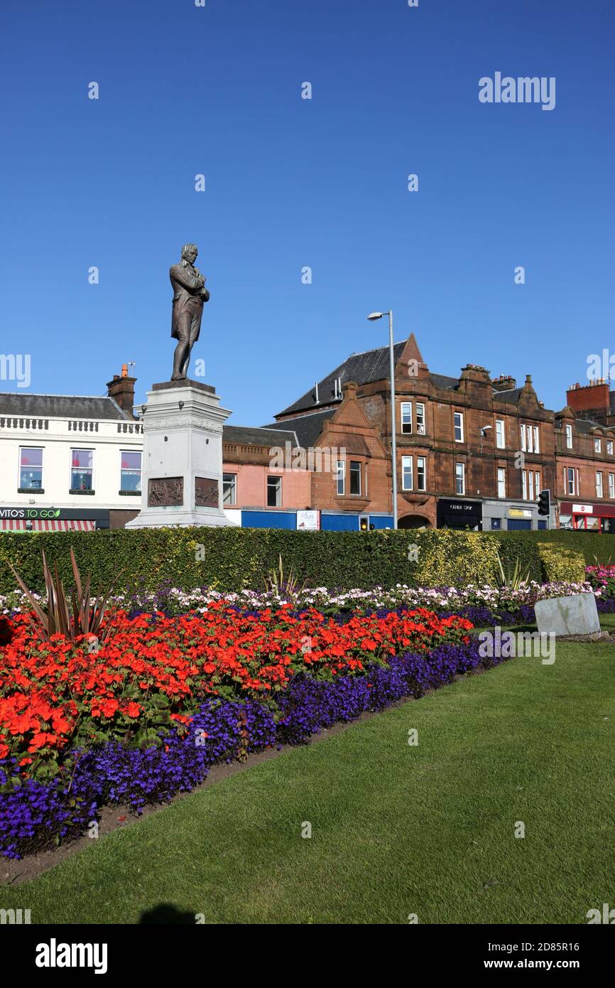 Ayr, Ayrshire, Scozia, Regno Unito. La statua del famoso poeta Ayrshire Robert Burns siede su un plinto all'estremità sud della città in un'area conosciuta come Burns statue Square.due volte all'anno le corone sono disposte alla statua per commorare il suo compleanno e la sua morte Foto Stock