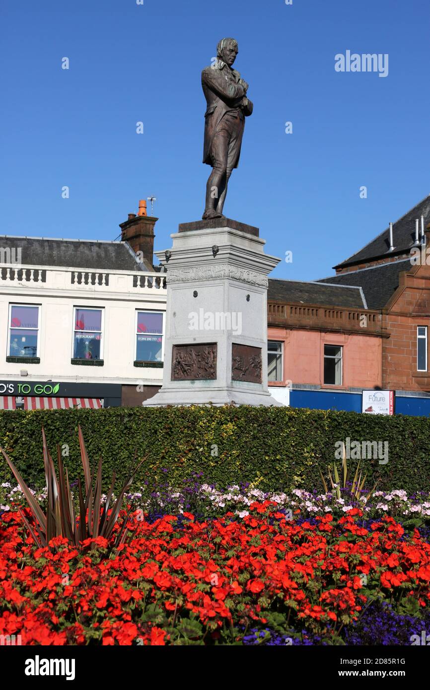 Ayr, Ayrshire, Scozia, Regno Unito. La statua del famoso poeta Ayrshire Robert Burns siede su un plinto all'estremità sud della città in un'area conosciuta come Burns statue Square.due volte all'anno le corone sono disposte alla statua per commorare il suo compleanno e la sua morte Foto Stock