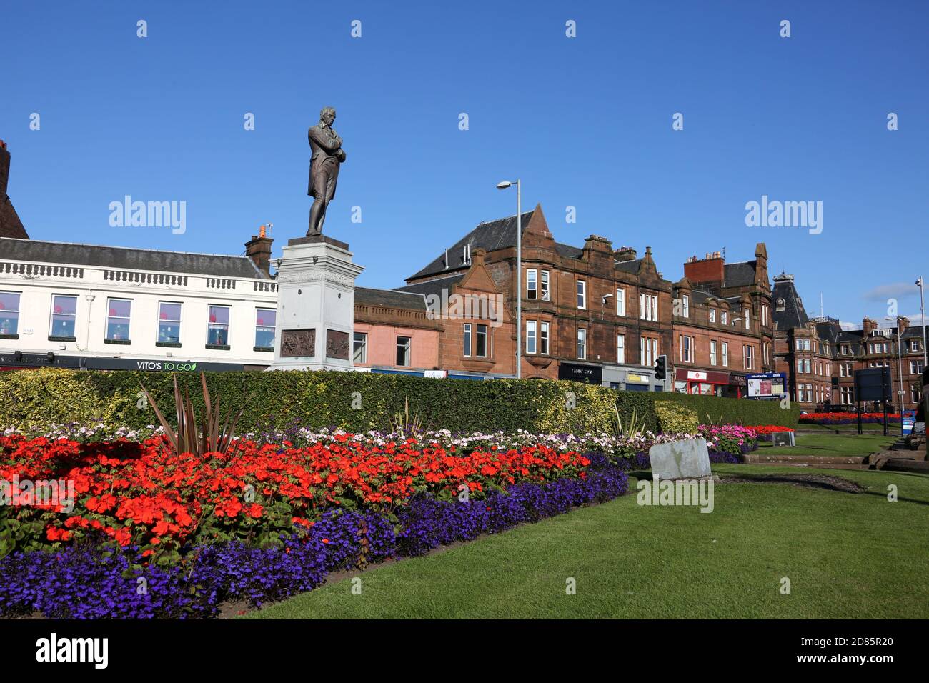 Ayr, Ayrshire, Scozia, Regno Unito. La statua del famoso poeta Ayrshire Robert Burns siede su un plinto all'estremità sud della città in un'area conosciuta come Burns statue Square.due volte all'anno le corone sono disposte alla statua per commorare il suo compleanno e la sua morte Foto Stock