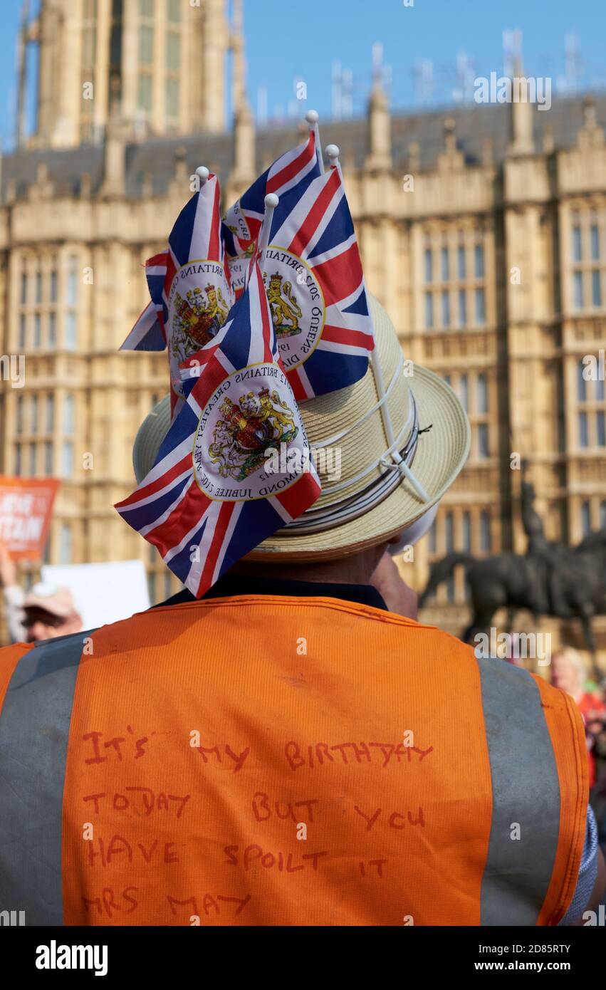 Un uomo che indossa un cappello di Union Jack Flags e Brexit marcia per lasciare sostenitori, Brexit Day 1.0, voto significativo 2.5, Westminster London UK 29 marzo 2019 Foto Stock