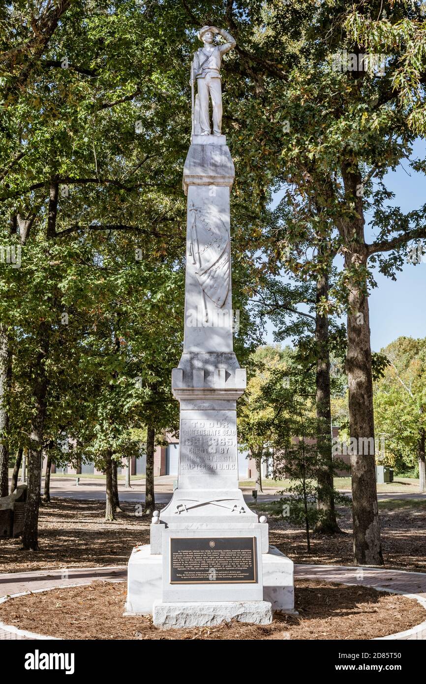 Il monumento confederato dell'Università del Mississippi si è spostato da un'importante sede universitaria a un cimitero della guerra civile in un'area più appartata. Foto Stock