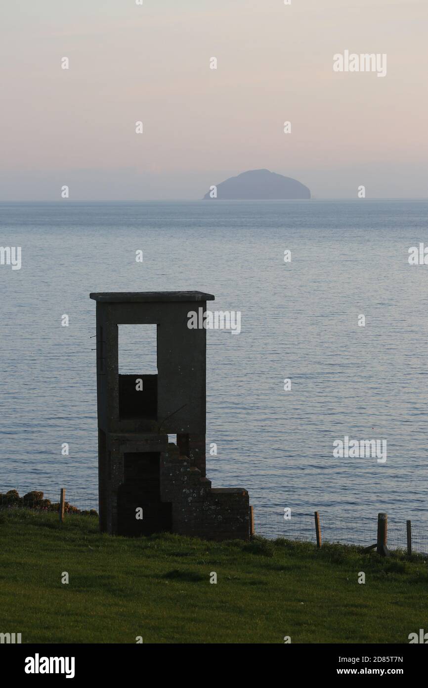 Croy, nr Ayr, Ayrshire, Scozia, Regno Unito. 25 ago 2020 : UN'antica torre di osservazione in cemento e mattoni che si affaccia sul Firth di Clyde Foto Stock