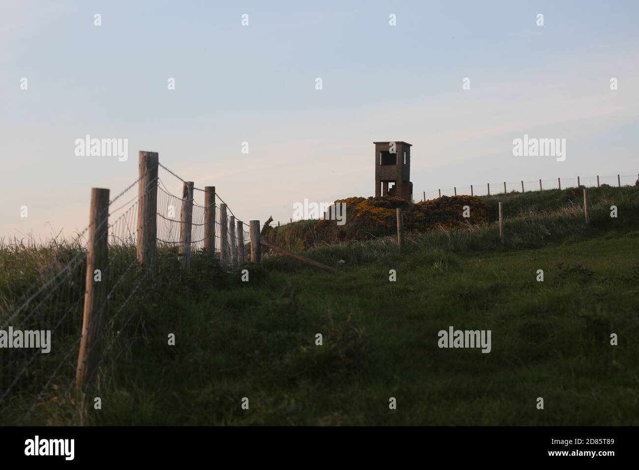 Croy, nr Ayr, Ayrshire, Scozia, Regno Unito. 25 ago 2020 : UN'antica torre di osservazione in cemento e mattoni che si affaccia sul Firth di Clyde Foto Stock