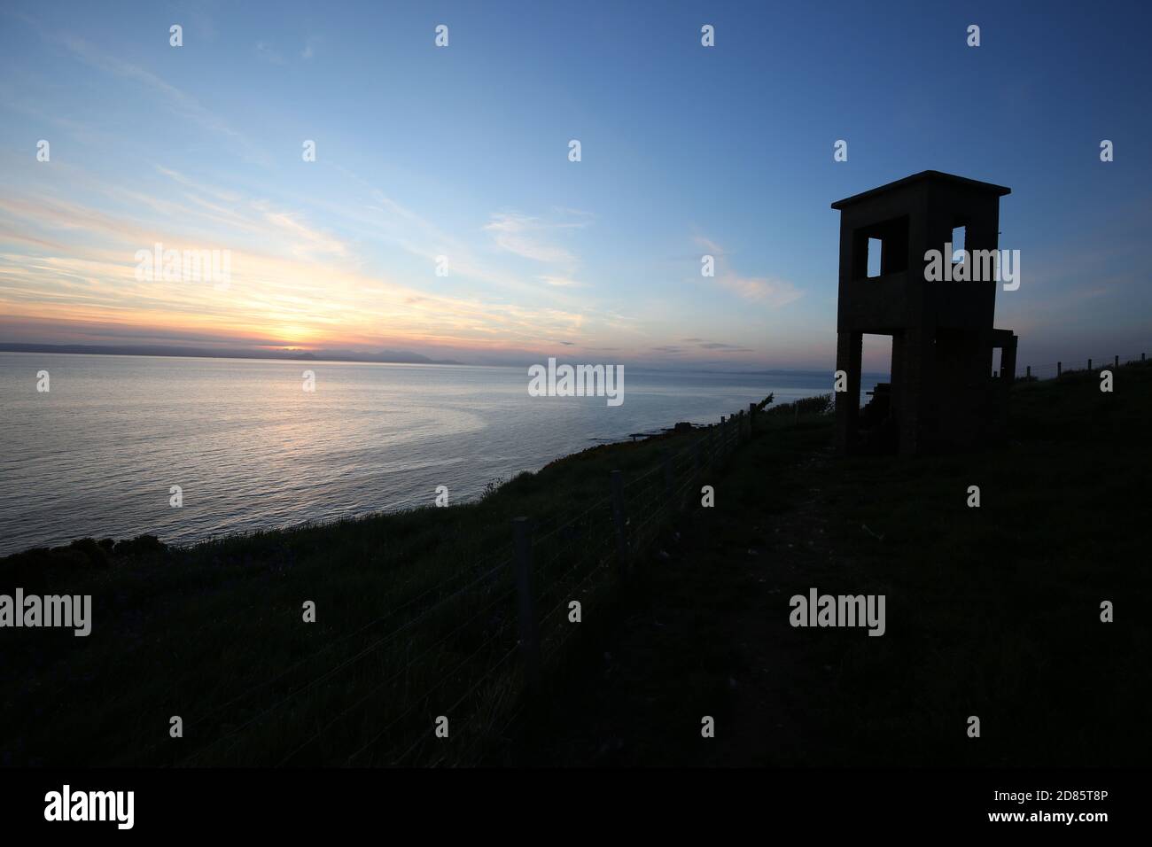 Croy, nr Ayr, Ayrshire, Scozia, Regno Unito. 25 ago 2020 : UN'antica torre di osservazione in cemento e mattoni che si affaccia sul Firth di Clyde Foto Stock