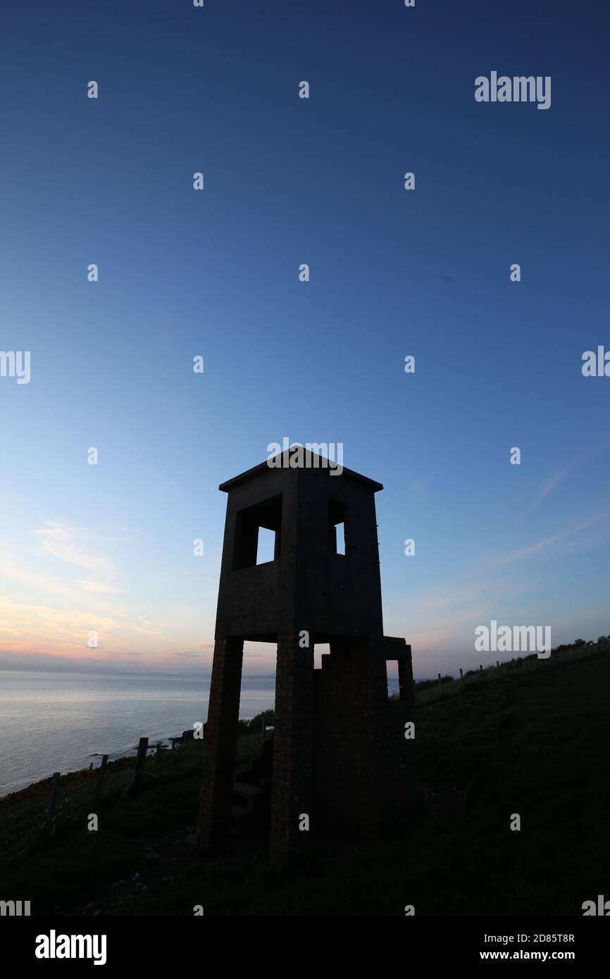 Croy, nr Ayr, Ayrshire, Scozia, Regno Unito. 25 ago 2020 : UN'antica torre di osservazione in cemento e mattoni che si affaccia sul Firth di Clyde Foto Stock