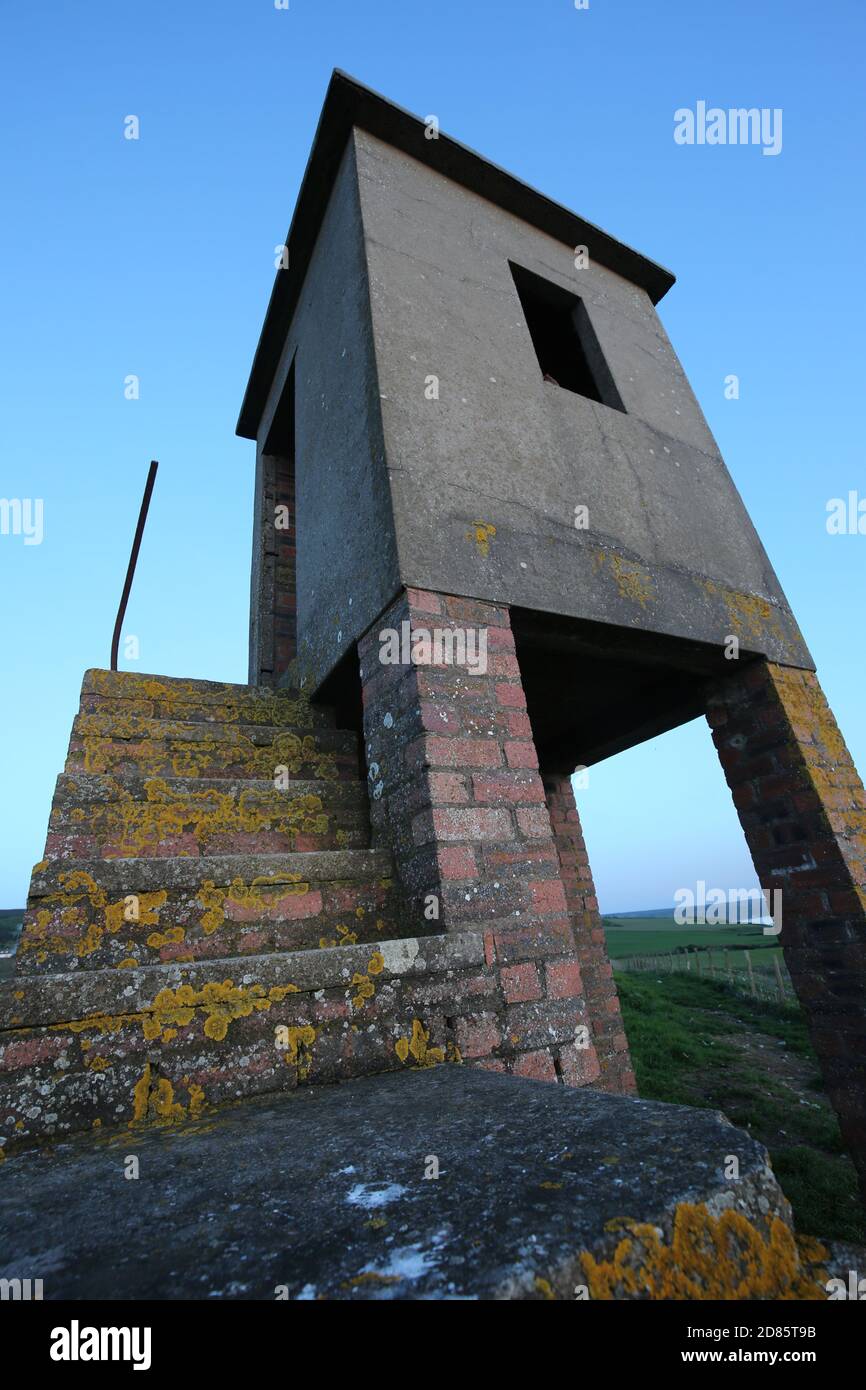 Croy, nr Ayr, Ayrshire, Scozia, Regno Unito. 25 ago 2020 : UN'antica torre di osservazione in cemento e mattoni che si affaccia sul Firth di Clyde Foto Stock