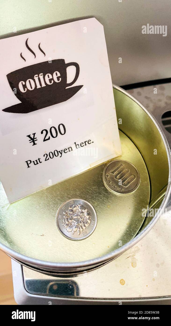 Prezzo del caffè giapponese e monete di yen Foto Stock