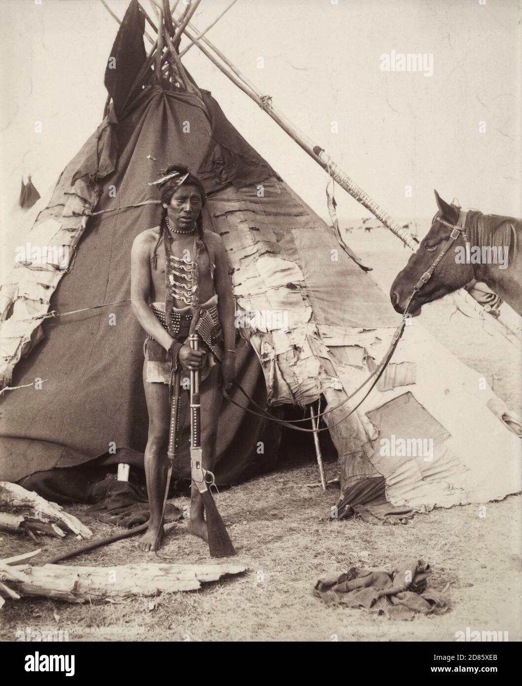 Blackfoot coraggioso e pony vicino a Calgary, AB, William McFarlane Notman 1889 Foto Stock