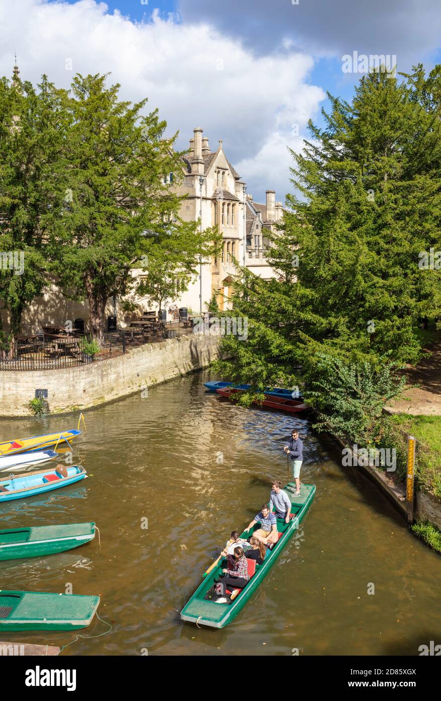 Persone che punzonano su punt ingaggiati a Oxford Punting Magdalen Bridge Boathouse Magdalen College sul fiume Cherwell Oxford Oxfordshire Inghilterra GB Foto Stock