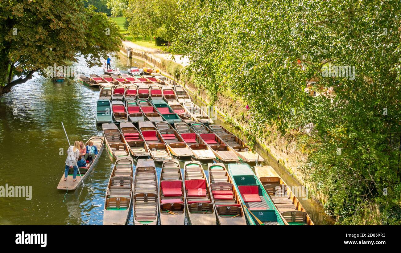 Persone che punzonano su punt ingaggiati a Oxford Punting Magdalen Bridge Boathouse sul fiume Cherwell Oxford Oxfordshire Inghilterra GB Europa Foto Stock
