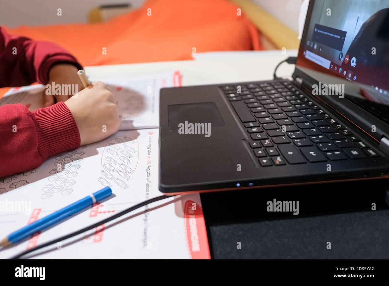 School boy fare smart home scoling lezione su notebook video chat, formazione Foto Stock