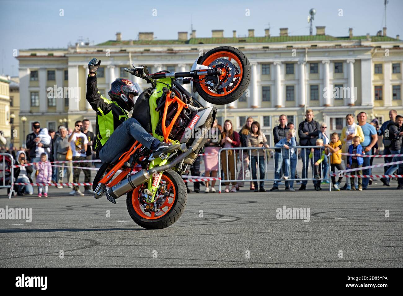 San Pietroburgo, Russia. Settembre 26. 2020.A festival biker sta prendendo luogo. Un biker dimostra acrobazie difficili e pericolose sulla sua moto.T. Foto Stock