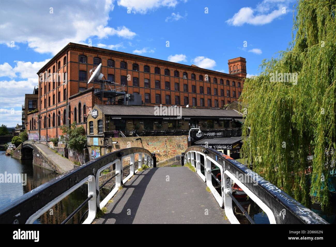 Camden Lock ponte e mercato, Londra, Regno Unito Foto Stock