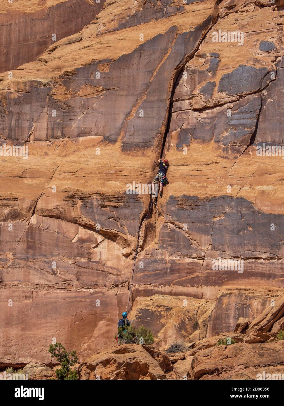 Gli scalatori salgono sui fianchi inferiori del monumento dell'Indipendenza, del Monument Canyon Trail, del Colorado National Monument vicino a Grand Junction, Colorado. Foto Stock