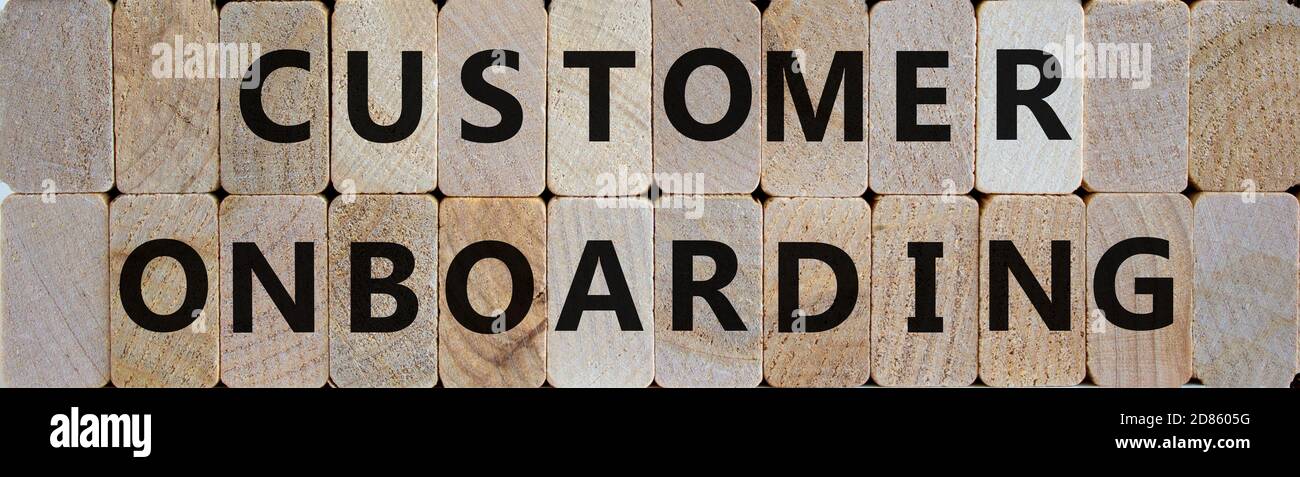 Blocchi di legno con testo 'onboarding del cliente' su sfondo di legno bello. Concetto aziendale. Spazio di copia. Foto Stock