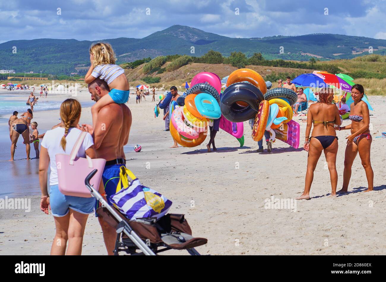 I turisti e la gente del posto godono di "Spiagge bianche", la spiaggia di sabbia bianca di Rosignano Solvay, Italia, 1 settembre 2020. Si dice che la spiaggia sia altamente tossica a causa dell'inquinamento chimico di una vicina fabbrica nel 1990, ma ancora una sua attrazione turistica. © Peter Schatz / Alamy foto d'archivio Foto Stock