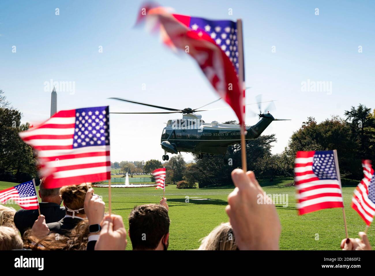 Il personale svela bandiere come presidente degli Stati Uniti Donald Trump e First Lady Melania Trump, parti dalla Casa Bianca per imbarcarsi su Marine il 22 ottobre 2020 a Washington, DC. La prima coppia è in viaggio per gli eventi di campagna a Nashville. Foto Stock