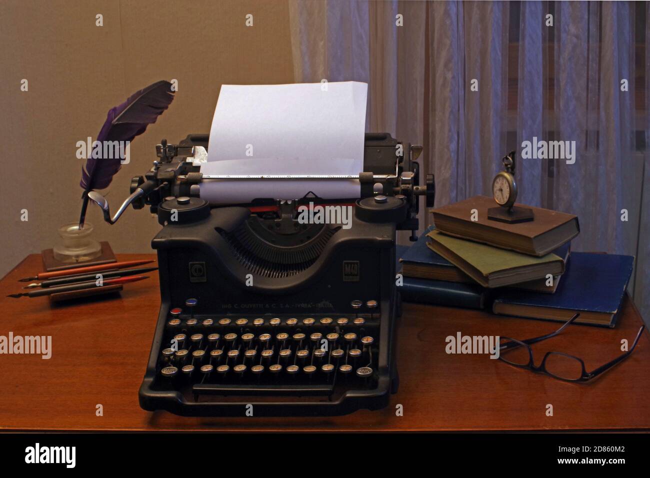 Vecchia macchina da scrittura sulla scrivania Foto Stock