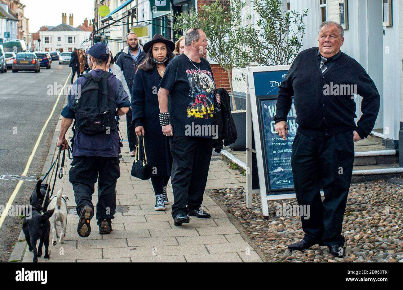 Persone sul marciapiede fuori pub a Southwold, Suffolk, Regno Unito Foto Stock