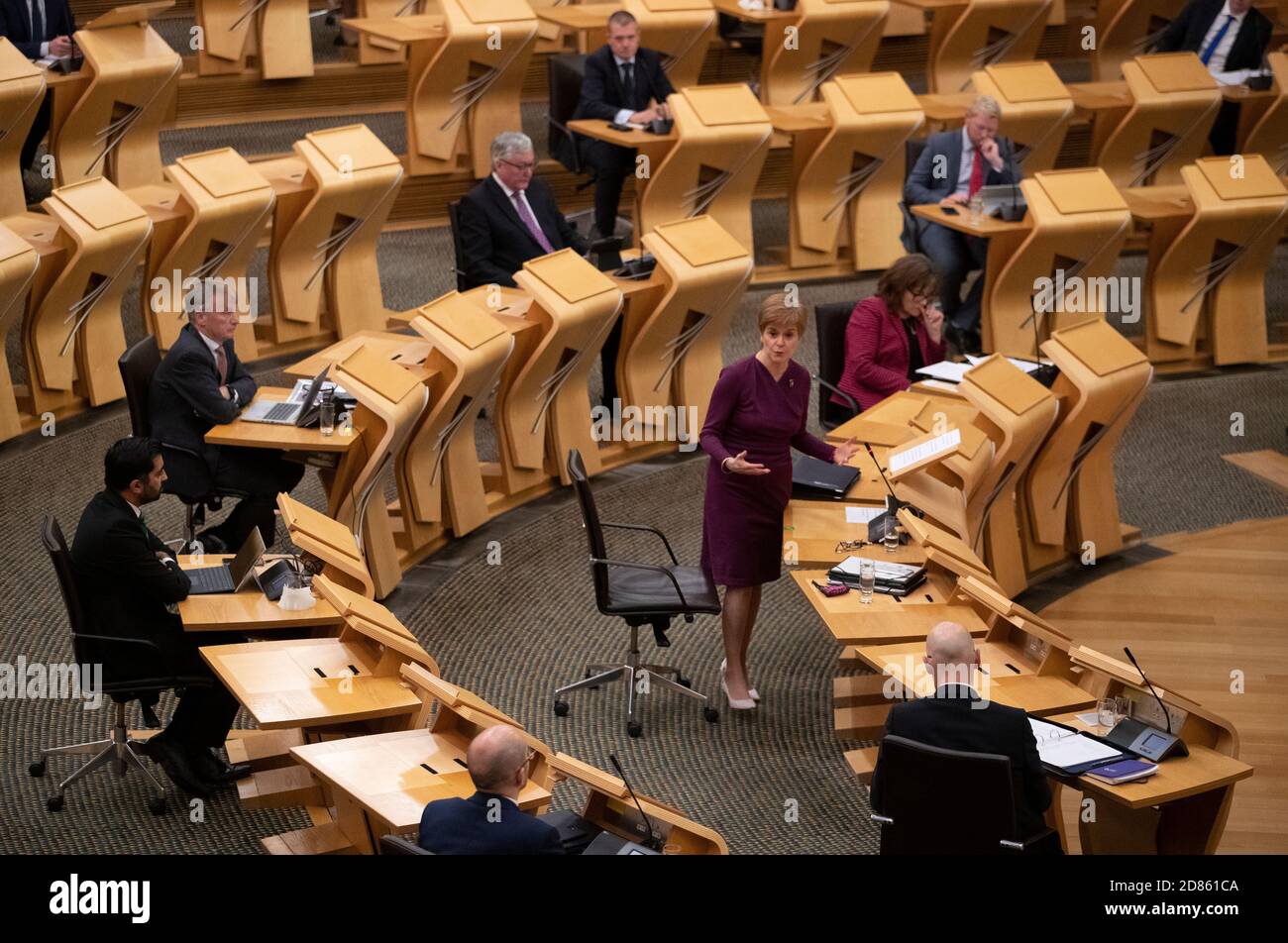 Il primo ministro Nicola Sturgeon al Parlamento scozzese a Holyrood a Edimburgo, ha pronunciato una dichiarazione che illustra il nuovo sistema scozzese a cinque livelli di restrizioni locali del Covid-19. Foto Stock