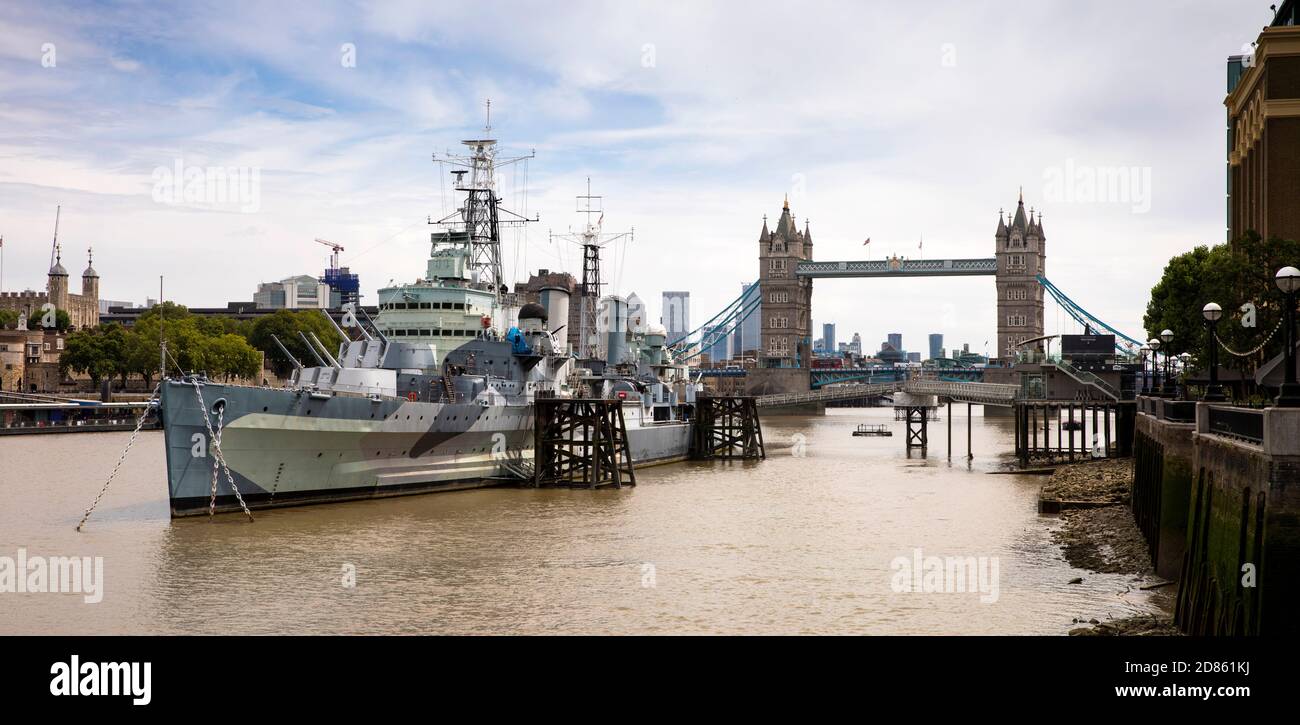 Regno Unito, Londra, Fiume Tamigi, HMS Belfast, nave da guerra della seconda Guerra Mondiale ormeggiata vicino al Tower Bridge, panoramica Foto Stock