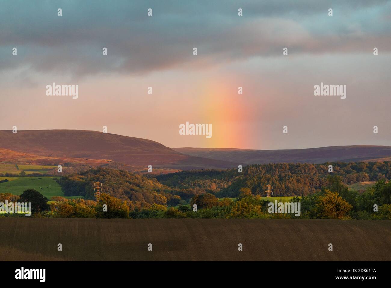 La fine dell'arcobaleno sulle Pennine settentrionali visto da Irthington, Cumbria UK Foto Stock