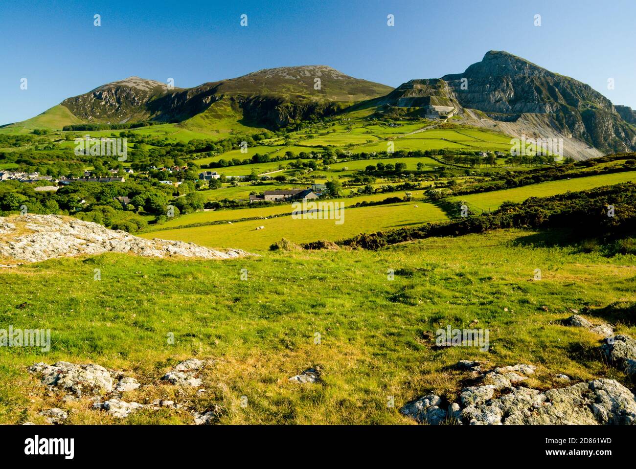 YR Eifl Montagne da Trefor, Lleyn penisola, Gwynedd, Galles del Nord. Foto Stock