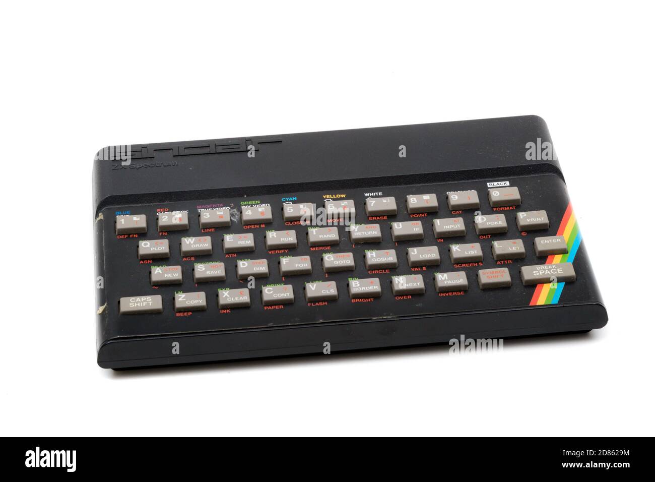 Londra, Regno Unito, 21 settembre 2020:- un computer domestico retrò Sinclair ZX Spectrum 48k isolato su uno sfondo bianco Foto Stock
