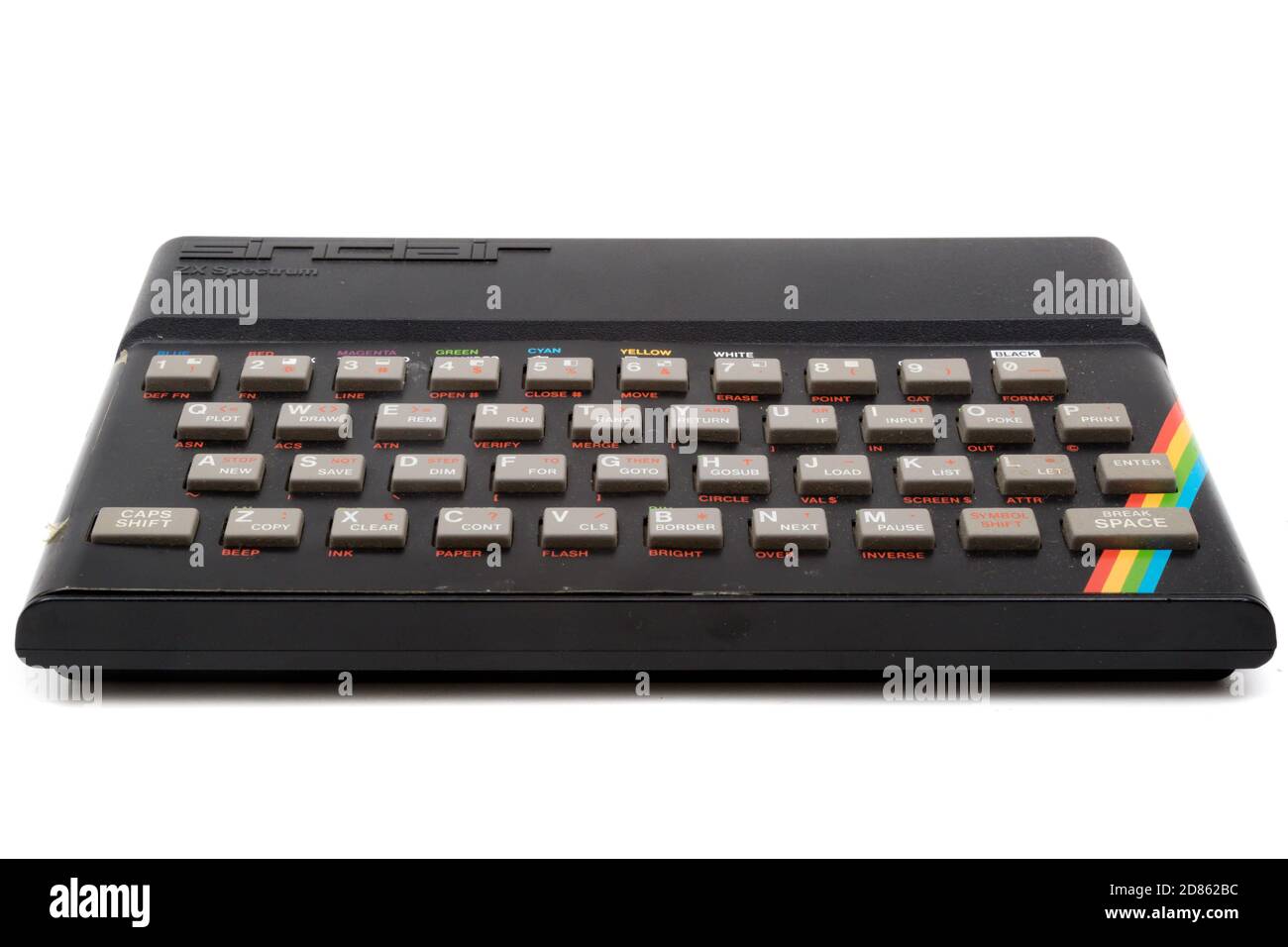 Londra, Regno Unito, 21 settembre 2020:- un computer domestico retrò Sinclair ZX Spectrum 48k isolato su uno sfondo bianco Foto Stock