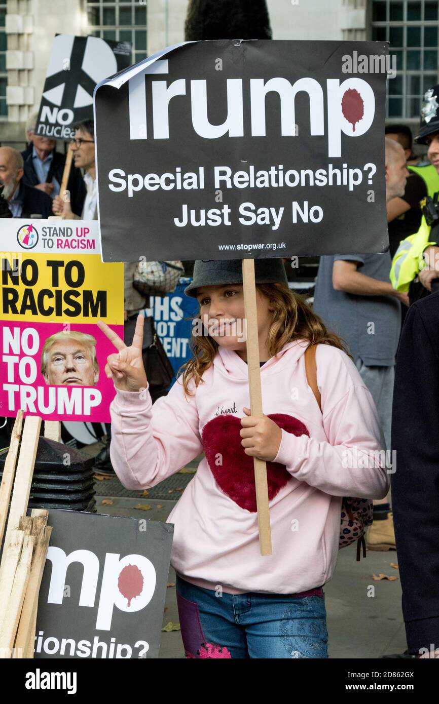 Londra, 28 settembre 2017:- i manifestanti si riuniscono a Whitehall, di fronte a Downing Street, per protestare contro le crescenti tensioni tra la Corea del Nord e gli Stati Uniti Foto Stock