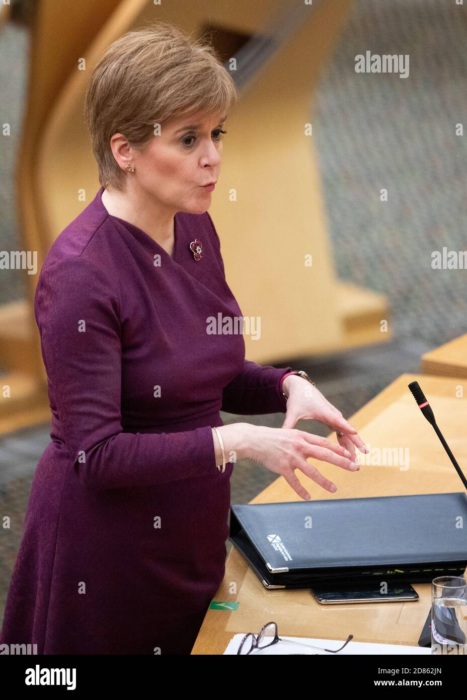 Il primo ministro Nicola Sturgeon al Parlamento scozzese a Holyrood a Edimburgo, ha pronunciato una dichiarazione che illustra il nuovo sistema scozzese a cinque livelli di restrizioni locali del Covid-19. Foto Stock